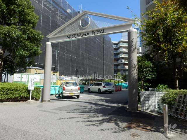 アーチが付いた駐車場出入り口