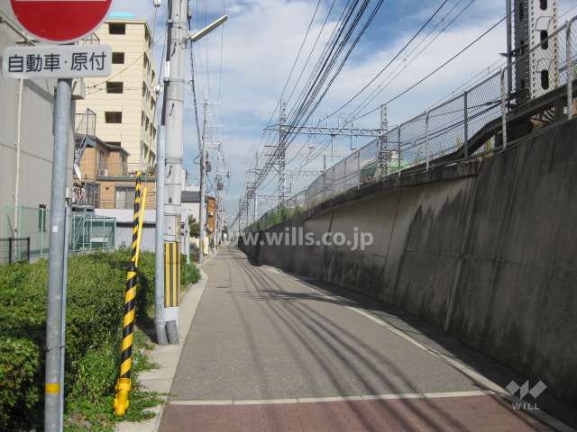 マンション南側に阪神電鉄が通っています。