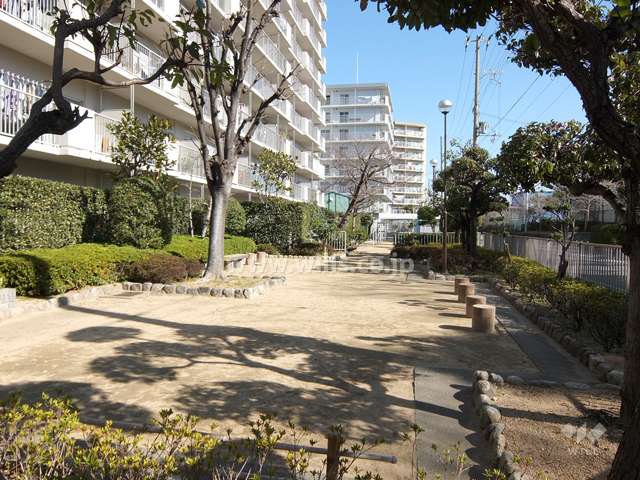 敷地に隣接する広場