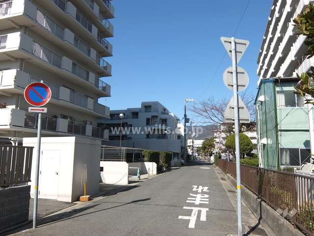 敷地東側の前面道路。