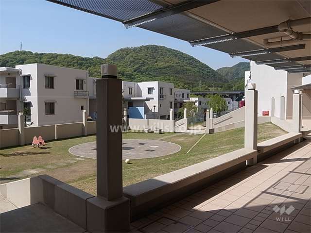 敷地中央の噴水のある広場