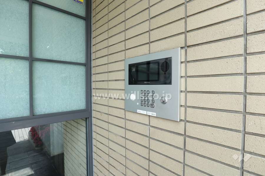 エントランスはオートロック付きです。