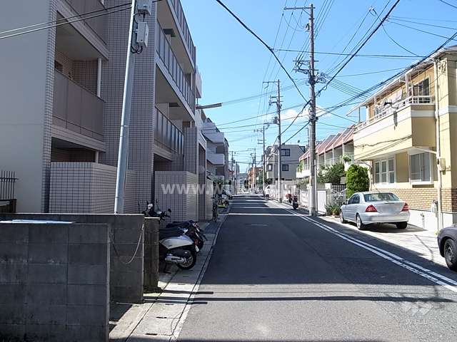 敷地北側の前面道路