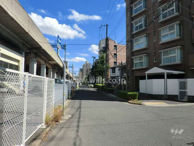 敷地北側の前面道路。道を挟んで、JR東海道本線が走っています。