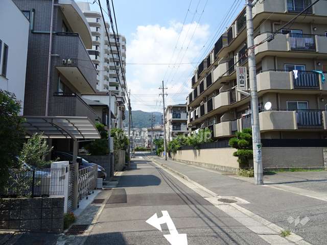 敷地西側の前面道路
