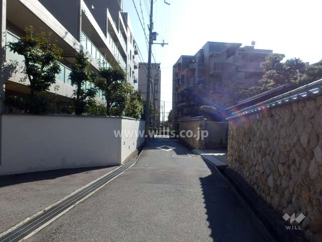 敷地西側の前面道路