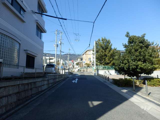 敷地西側の前面道路