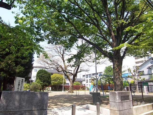 目の前に公園があります。