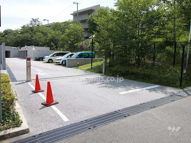 駐車場出入り口（ロボットゲート付き）