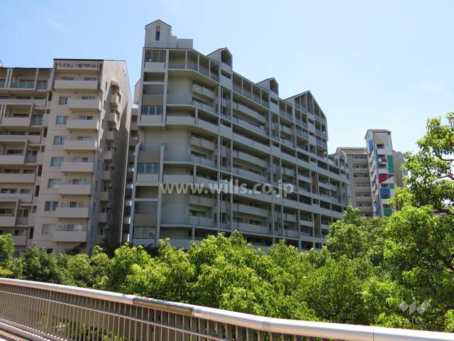 周辺はマンションが多く立ち並ぶ住宅地です。