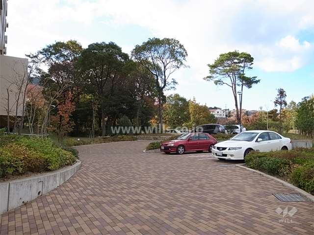 屋外の平面駐車場