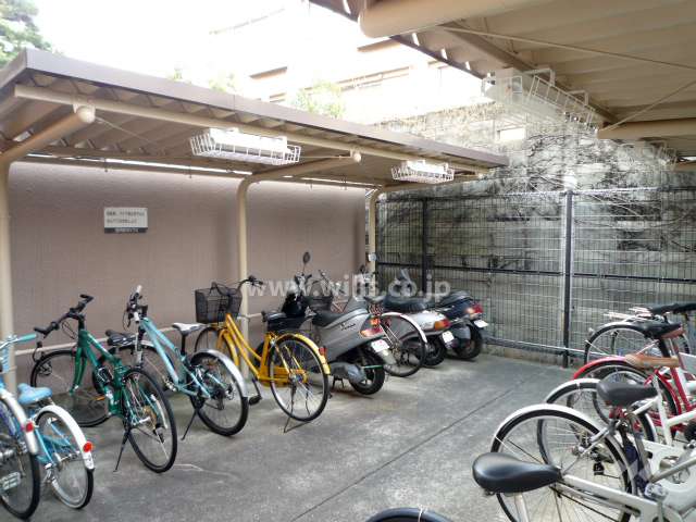 バイク置場と駐輪場