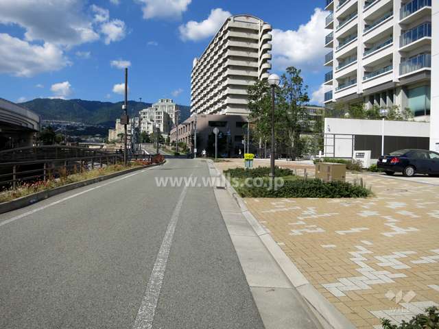 敷地南西側の前面道路。道を挟んで住吉川に面しています。