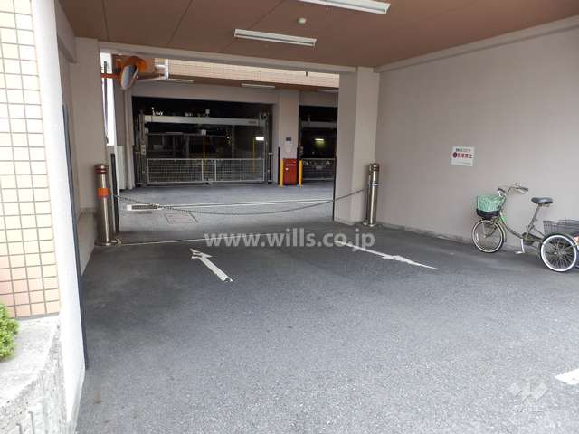 駐車場出入り口（ロボットゲート付き）