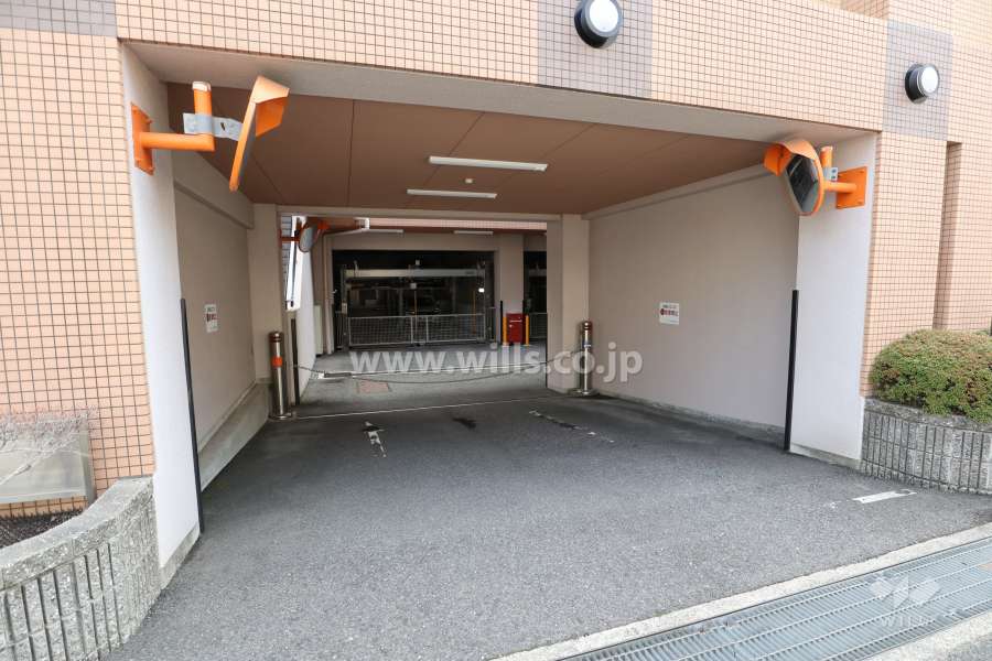 駐車場出入り口（ロボットゲート付き）