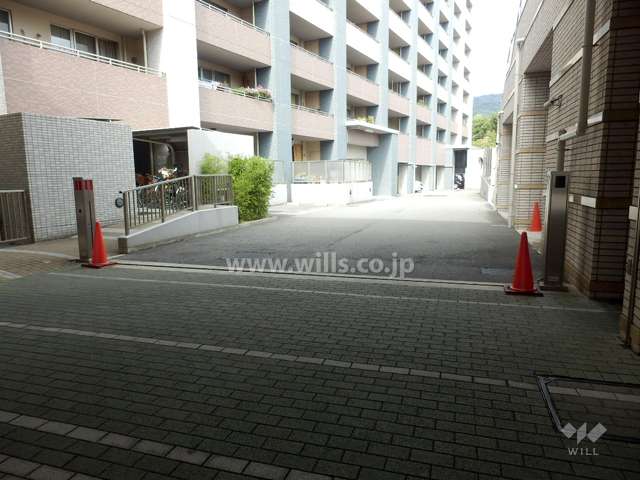 駐車場出入り口（ロボットゲート付き）