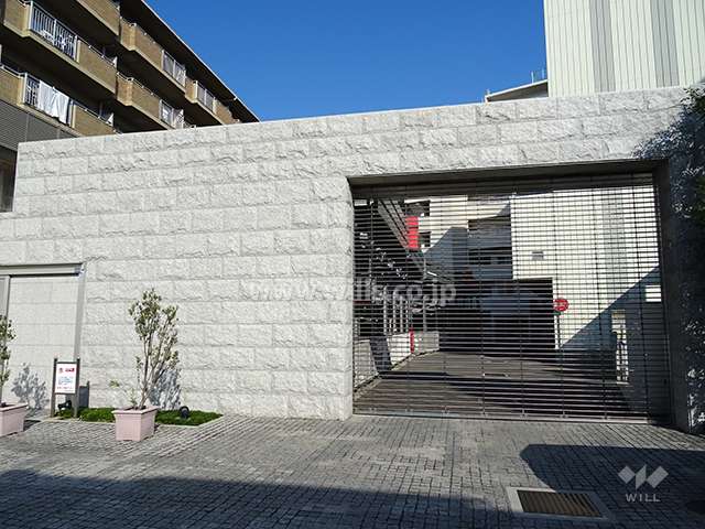 駐車場出入り口（リングシャッター付き）