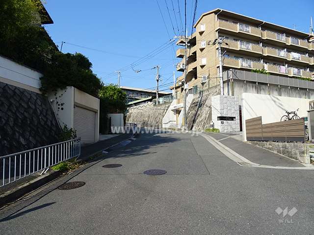 敷地西側の前面道路（南側から）