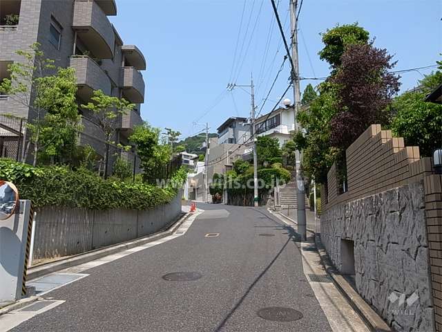敷地北東側の前面道路。周辺は第一種低層住居専用地域に指定された閑静な住宅地です。