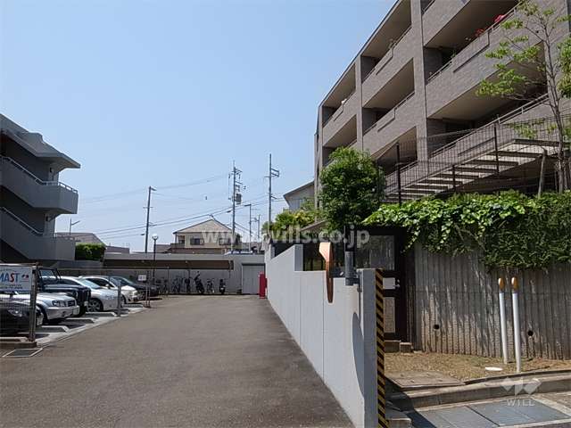 南側の隣地マンションとは間隔があります。