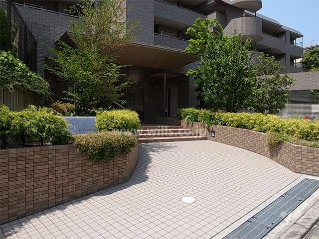 植栽スペースに囲まれたエントランスアプローチ