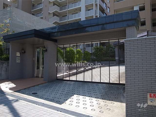 敷地内駐車場（リングシャッター付き）　サブエントランスもあります。