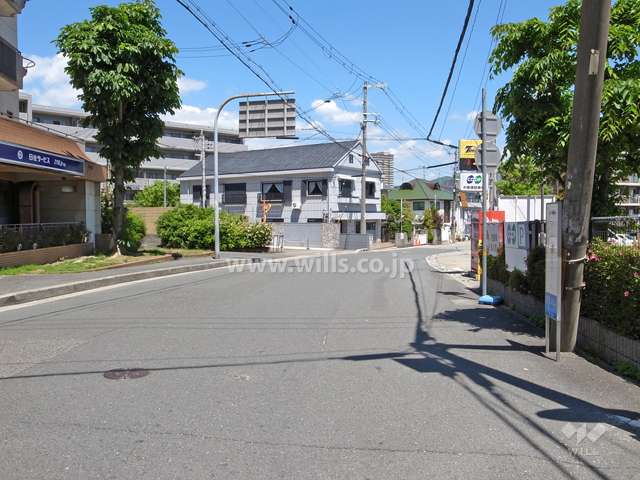 周辺は一戸建て、マンションなどが混在する住宅地。敷地の南西側には阪急今津線が走っています。