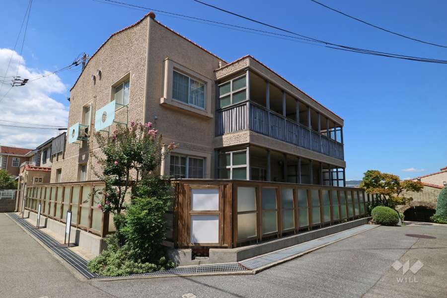 セラ逆瀬川の外観（南側から）