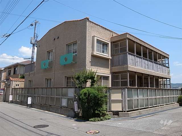 セラ逆瀬川の外観（南側から）