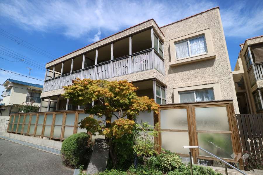 セラ逆瀬川の外観（南東側から）
