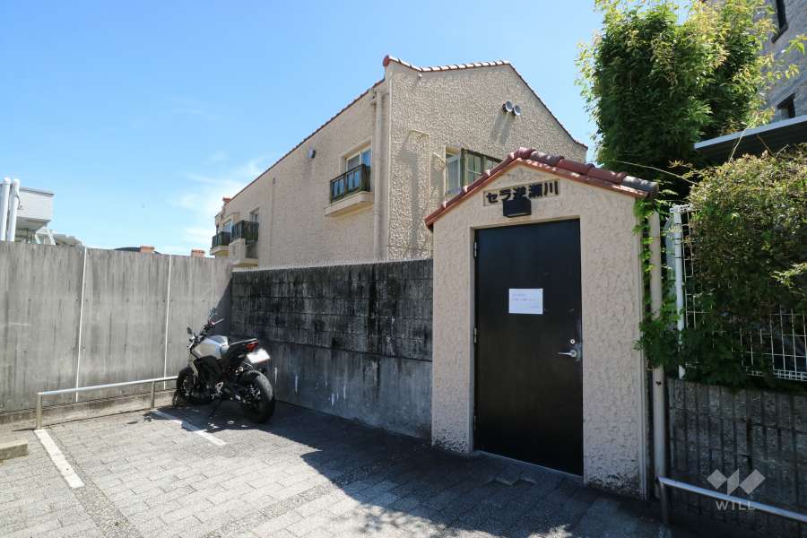 セラ逆瀬川の外観（北側から）