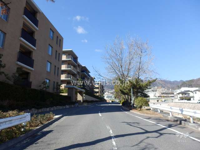 敷地東側の前面道路。道を挟んで住吉川が流れています。
