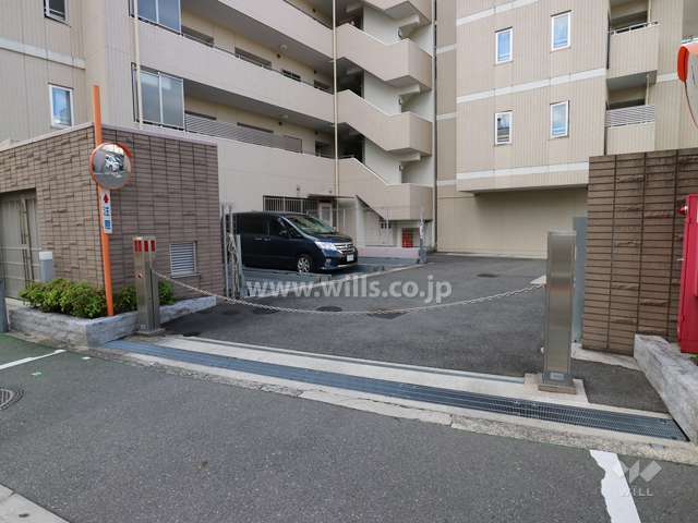 駐車場出入り口（リングシャッター付き）