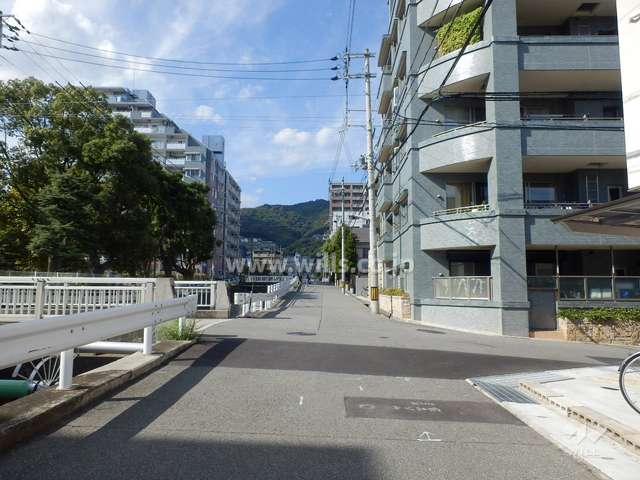敷地西側の前面道路