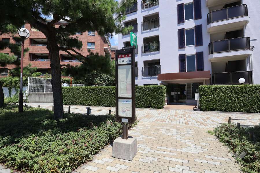 マンションの目の前に神戸市バス「新反高橋（しんたんたかばし）」停があります。