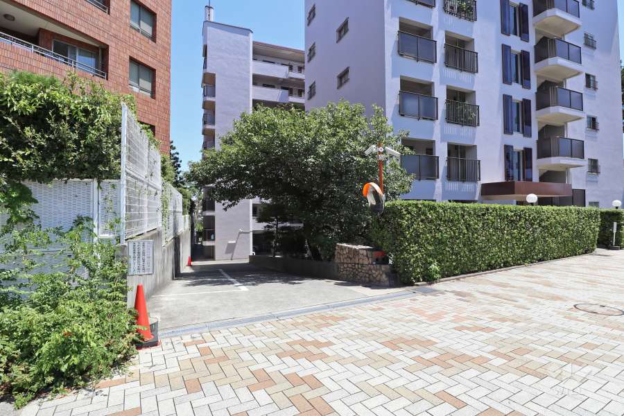 駐車場出入り口