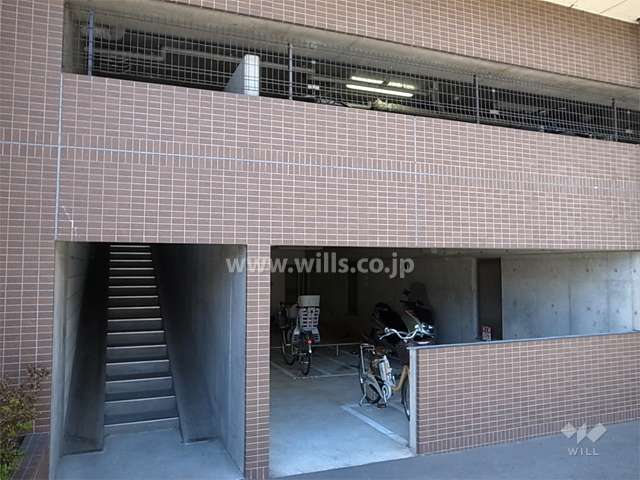 屋内にある駐輪場、バイク置き場