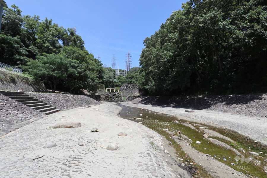 マンションの東側には新田川が流れています。