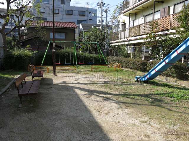 敷地に隣接する小さな公園