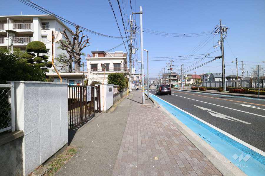 敷地東側の前面道路（南側から）
