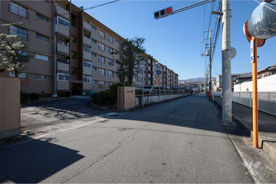 敷地北側の前面道路（東側から）