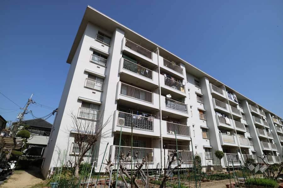 東仁川団地4号棟の外観(南西側から）