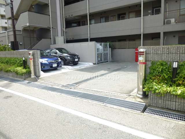 駐車場出入り口（ロボットゲート付き）