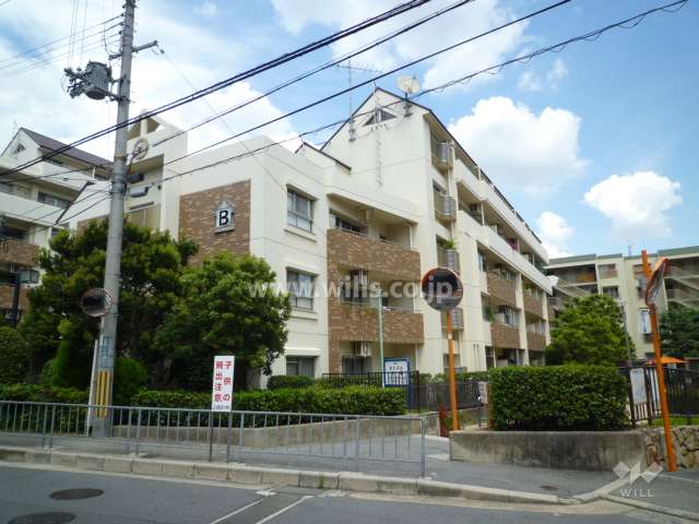 エステ南千里B棟の外観（南西側から）