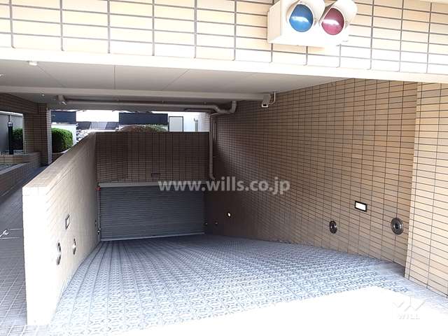 地階にある駐車場へのアプローチ
