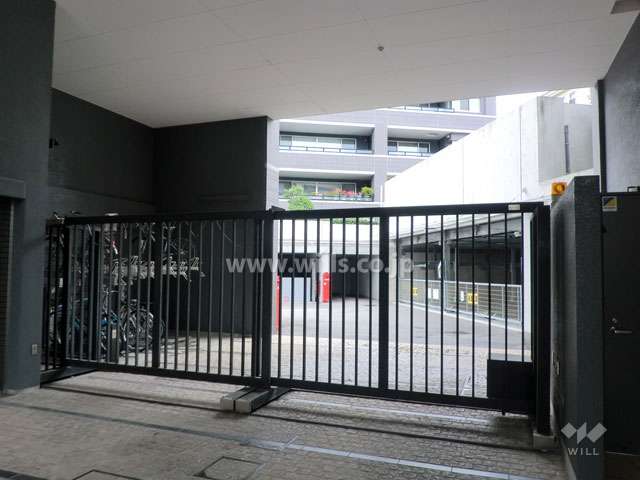 駐車場出入り口（ゲート付き）