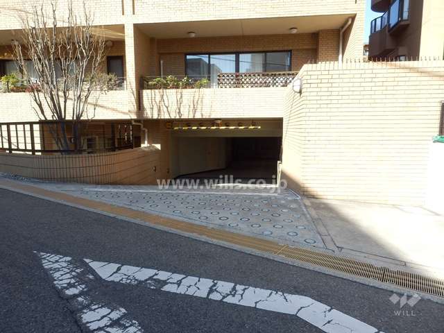 地階にある駐車場へのアプローチ