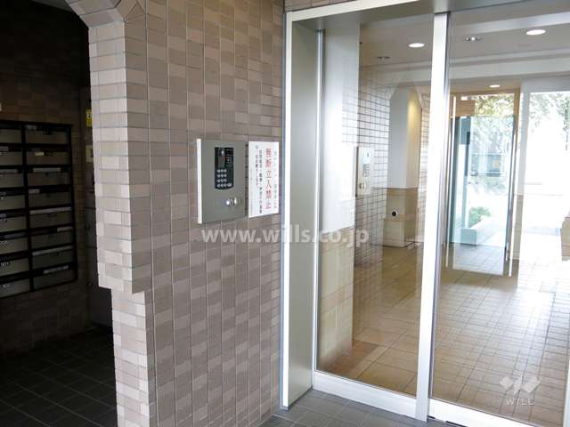エントランスはオートロック付きです。