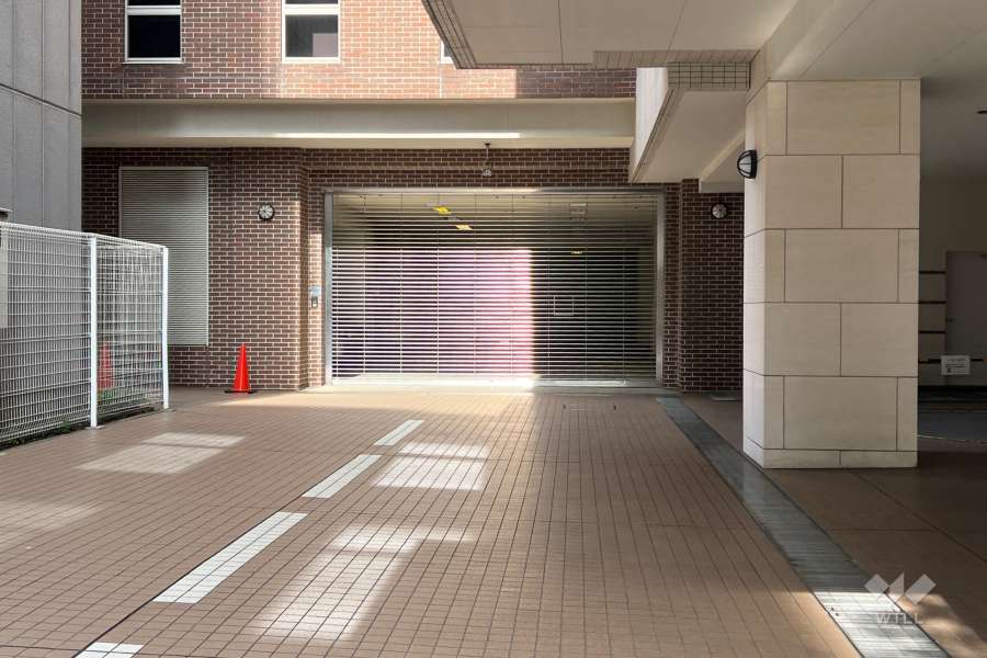 屋内平面式駐車場の出入り口（リングシャッター付き）