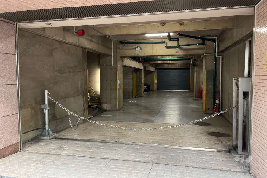 駐車場出入り口(ロボットゲート付)